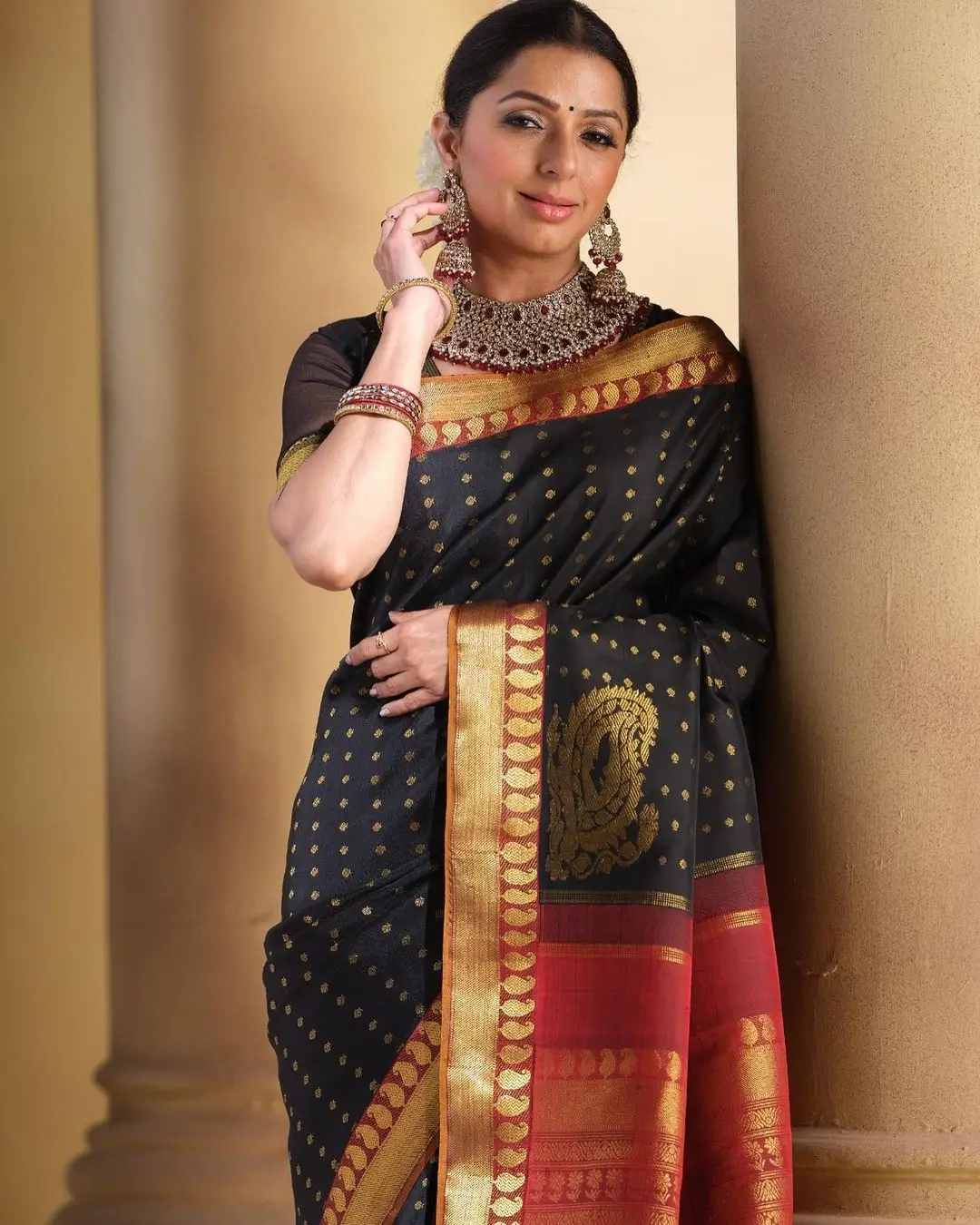 BHUMIKA CHAWLA IN SOUTH INDIAN TRADITIONAL BLACK SAREE